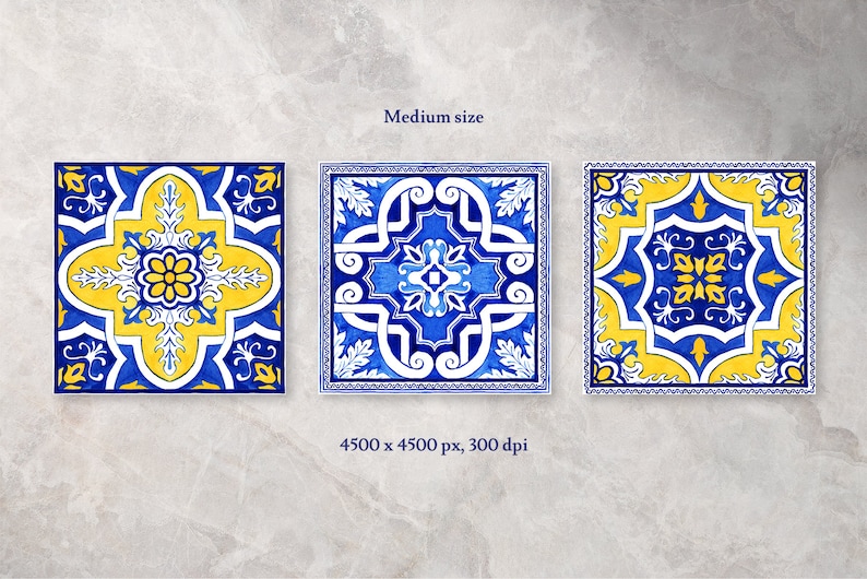 Op de afbeelding: Drie vierkante tegels met ingewikkelde geometrische patronen in blauw en geel. De tegels hebben een aquareleffect en zijn geplaatst tegen een grijze achtergrond.