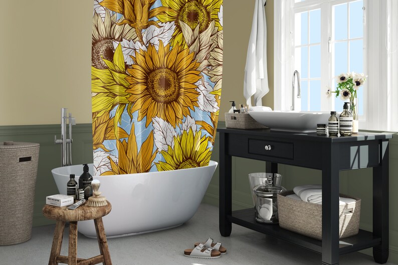 Puede incluir: Cortina de ducha con un dise&ntilde;o de girasoles amarillos, marrones y blancos. Est&aacute; en un ba&ntilde;o con una ba&ntilde;era blanca, un tocador negro y una ventana. La habitaci&oacute;n tiene un dise&ntilde;o moderno.