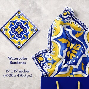 Op de afbeelding: Waterverf bandana met een geometrisch patroon in blauw, geel en wit. De bandana is 15 inch bij 15 inch en wordt gevouwen in een blauwe boodschappentas getoond. "Watercolor Bandanas" en "15" x 15" inch (4500 x 4500 px)" staan in zwarte tekst op een witte achtergrond.