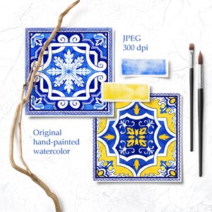 Op de afbeelding: Twee aquarel illustraties van blauwe en gele Portugese tegels met ingewikkelde geometrische patronen. De tegels zijn op een witte achtergrond met een tak en kwasten.