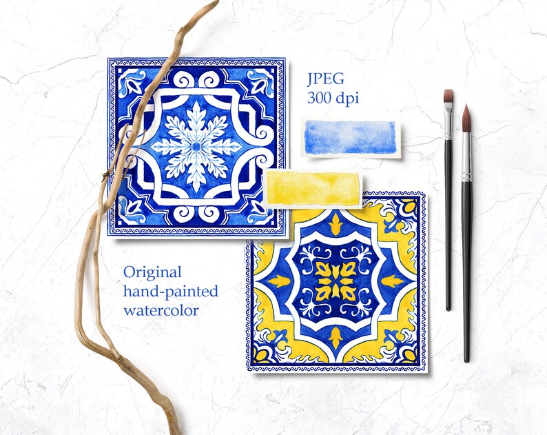 Op de afbeelding: Twee aquarel illustraties van blauwe en gele Portugese tegels met ingewikkelde geometrische patronen. De tegels zijn op een witte achtergrond met een tak en kwasten.