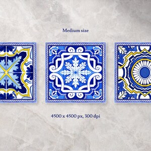 Op de afbeelding: Drie blauwe en witte keramische tegels met ingewikkelde geometrische patronen. De tegels hebben gele accenten en een bloemmotief.