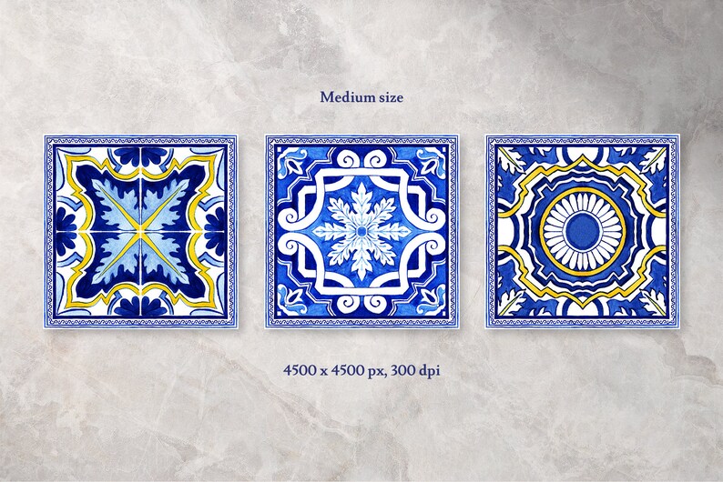 Op de afbeelding: Drie blauwe en witte keramische tegels met ingewikkelde geometrische patronen. De tegels hebben gele accenten en een bloemmotief.