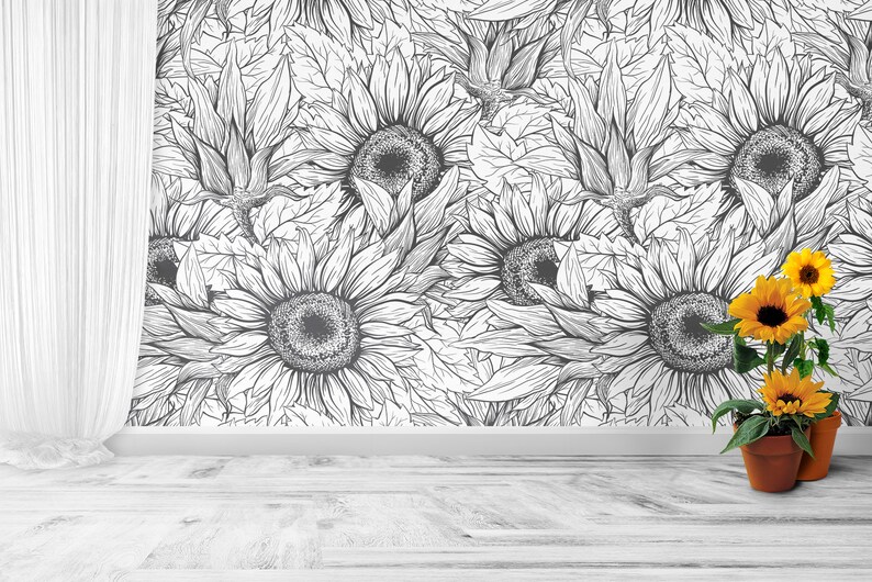 Puede incluir: Papel pintado de girasoles en blanco y negro con un dise&ntilde;o floral detallado. Una cortina blanca cuelga a la izquierda. Dos peque&ntilde;os girasoles en macetas con p&eacute;talos amarillos y macetas marrones est&aacute;n a la derecha.