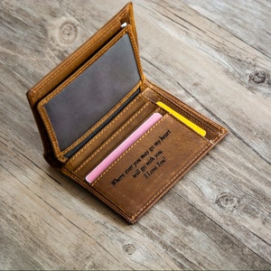 Cartera de hombre con escritura a mano, cartera conmemorativa grabada, cartera para padrinos de boda, cartera vertical marrón, cartera para hombre con tres pliegues