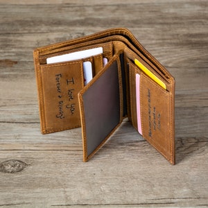 Regalo de Navidad. Billetera de hombre con escritura a mano, billetera con firma conmemorativa grabada, billetera de padrino de boda, billetera vertical marrón, billetera de tres pliegues para hombre.