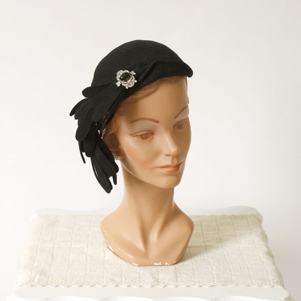 vintage 1940s hat <> 40s black felt hat <> decorative face framing styling and jewel