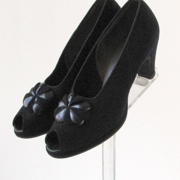 vintage 1940s black suede shoes <> Andrew Geller 40s pumps <> black 1940s heels with peep toe <> size 8