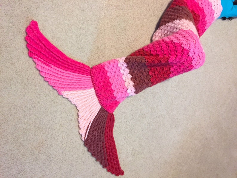 Sweet Heart Mermaid Tail Scarf Pattern. A 2-ways scarf Sweet Heart / Bow Style. Easy, quick tail to attach on any mermaid tail blanket. image 5