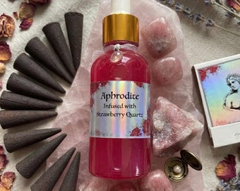 Set Afrodita: aceite aromático, conos de incienso y pin de fresa, cuarzo, diosa del amor, rosas y conchas.
