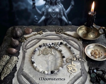 El altar ritual de Hécate, con cuentas en forma de escalera, presenta piedras lunares, llaves y serpientes. Hécate es la diosa griega.