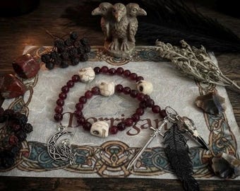El altar ritual de Morrigan, con cuentas en forma de escalera, presenta granates y un cuervo celta.