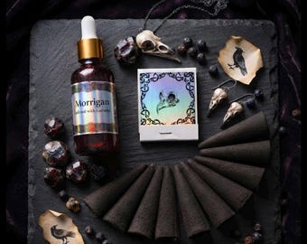 Morrigan SET aceite aromático, conos de incienso y colgante granate diosa celta cuervo