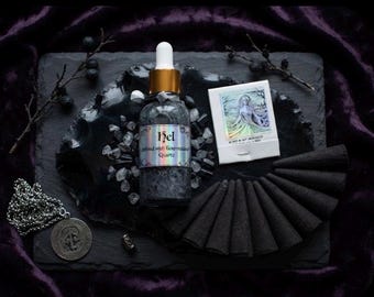 HEL SET: aceite aromático, conos de incienso y colgante de cuarzo turmalinado con la imagen de la diosa nórdica.