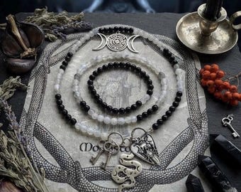 El altar ritual de Hécate, con cuentas en forma de escalera, presenta piedras lunares, llaves y serpientes. Hécate es la diosa griega.