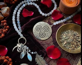 Escalera de cuentas para rituales de altar de la diosa Freya con piedra lunar y labradoritas. Madre gata nórdica.