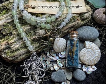 Escalera de cuentas para rituales de altar de la Diosa del Mar con prehnita, piedras lunares y aguamarina.