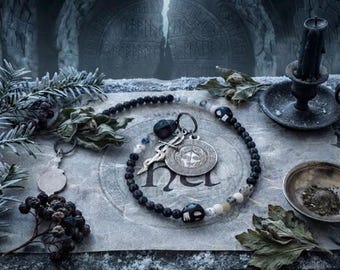 El altar ritual de la diosa Hel, con cuentas en forma de escalera, presenta ópalos dendríticos y obsidiana. Cráneo nórdico vikingo del inframundo.