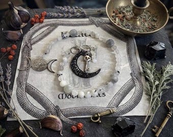 El altar ritual de Hécate, con cuentas en forma de escalera, presenta piedras lunares, llaves y serpientes. Hécate es la diosa griega.