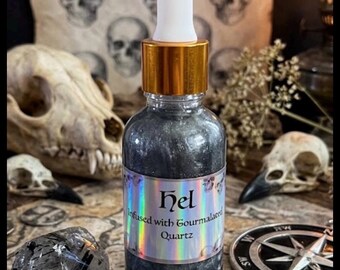 Aceite perfumado Hel Goddess de 59 ml: infusionado con cuarzo turmalinado, aroma amaderado oscuro inspirado en el inframundo vikingo nórdico.