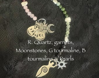 Escalera de cuentas para rituales de altar de la diosa con prehnita, piedra lunar, turmalina y perla. Madre Tierra Gaia.