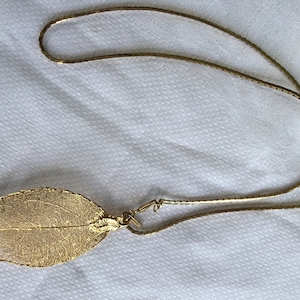 Vintage Monet 18&quot; Gold Tone Necklace w Lacy Leaf Pendant