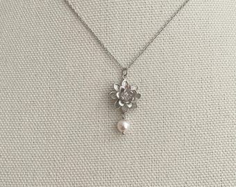 蓮の花のネックレス、ゴールドとシルバーの蓮のチャームネックレスジュエリー、女性用、かわいい花柄ネックレスギフト