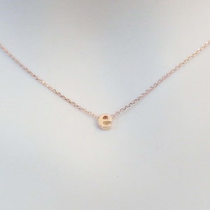 Collana personalizzata, collana con lettere piccole, collana con iniziale minuscola, collana in oro rosa, regalo per le donne, regalo per la sorella