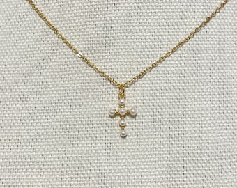 Pequeño y bonito collar con cruz de perlas para mujer, collar perfecto para bautizo, delicada perla pequeña en una hermosa cadena, elegante y sencillo.
