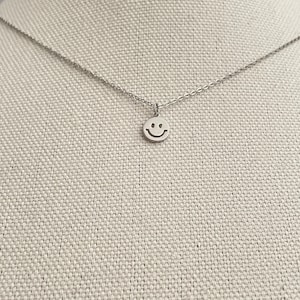 Collar de carita feliz: colgante con carita feliz bañado en oro, plata u oro rosa. Delicado collar minimalista con dije. Un bonito regalo de joyería positiva.