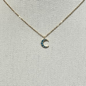 Türkis Stein Perlen kleine Halbmond Halskette, Gold und Silber Mond Anhänger Halskette für Frauen, Schmuck für sie, Celestial Schmuck