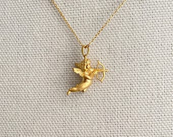 Amor Engel Anhänger Halskette für Damen und Mädchen, vergoldeter Engel Schmuck mit Pfeil und Bogen