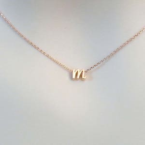 Collana con lettera iniziale corsiva personalizzata Collana in oro rosa con lettera minuscola Collana con lettera piccola Collana con iniziale semplice Collana rosa