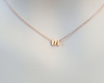 Personligt halsband med kursiv initial, liten bokstav, roséguldhalsband, enkel initial, rosa halsband