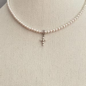 Sierlijke kruisketting met parel - 925 sterlingzilver christelijke sieraden - Swarovski-parelchoker - Elegant religieus cadeau voor vrouwen, meisjes