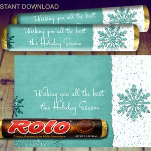Könnte beinhalten: Druckbare Geschenkanhänger mit einem Schneeflocken-Design und dem Text "Wishing you all the best this Holiday Season". Die Anhänger sind so konzipiert, dass sie um einen Rolo-Schokoriegel gewickelt werden können.
