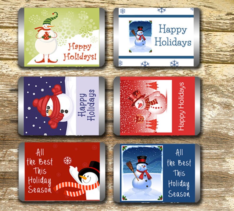 Pu&ograve; includere: Sei diversi design di etichette regalo di Natale con un pupazzo di neve in varie scene invernali. Le etichette hanno bordi argentati e dicono "Buone Feste!" o "Tutto il meglio per queste festivit&agrave;".