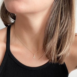 Wikinger zierliche Mjölnir Halskette • Feminin + Zarter Thorshammer Anhänger • Schutz + Stärke • Minimalistischer nordischer Schmuck für Frauen