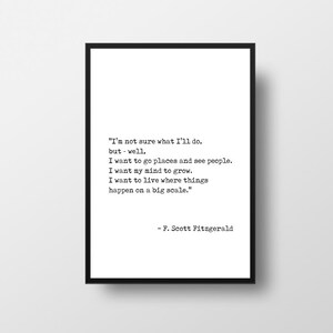Può includere: Citazione stampabile in bianco e nero di F. Scott Fitzgerald. La citazione recita: "Non sono sicuro di cosa farò, ma - beh, voglio andare in posti e vedere persone. Voglio che la mia mente cresca. Voglio vivere dove le cose accadono su larga scala."