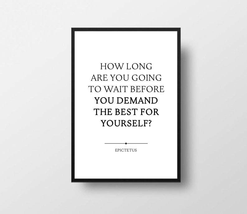 Puede incluir: Impresi&oacute;n de cita motivacional en blanco y negro con el texto "HOW LONG ARE YOU GOING TO WAIT BEFORE YOU DEMAND THE BEST FOR YOURSELF?" y el nombre "EPICTETUS" en la parte inferior.