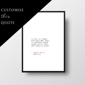 Może przedstawiać: Oprawiony wydruk z czarną ramką z cytatem Ralpha Waldo Emersona: „Nie idź tam, gdzie prowadzi ścieżka, idź tam, gdzie jej nie ma i zostaw ślad”. Widoczny jest również tekst „CUSTOMISE this QUOTE”.