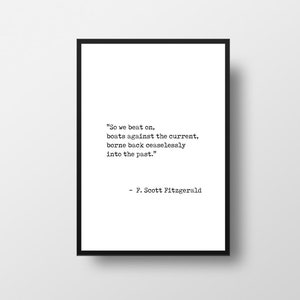 Puede incluir: Cita imprimible en blanco y negro de F. Scott Fitzgerald. La cita dice: "So we beat on, boats against the current, borne back ceaselessly into the past."