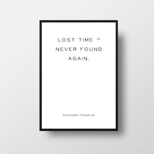 Peut inclure: Impression typographique en noir et blanc avec la citation "Le temps perdu ne se retrouve jamais." de Benjamin Franklin.
