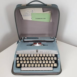 Vintage brother de luxe typewriter - Working typewriter- Japan typewriter - blue - brother delux