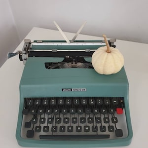 Vintage typewriter Olivetti lettera 32 - Working typewriter- Spain typewriter