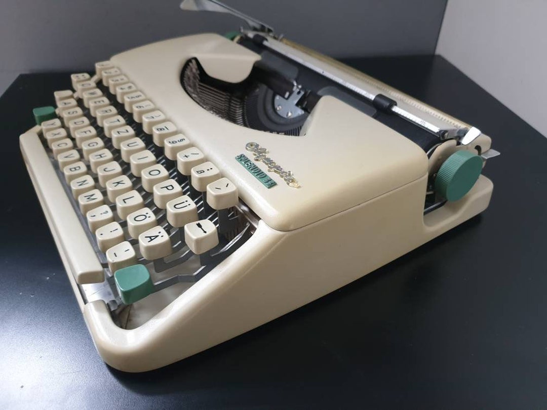 Olympia Splendid 33 Typewriter - Vintage Typewriter - Office Decor