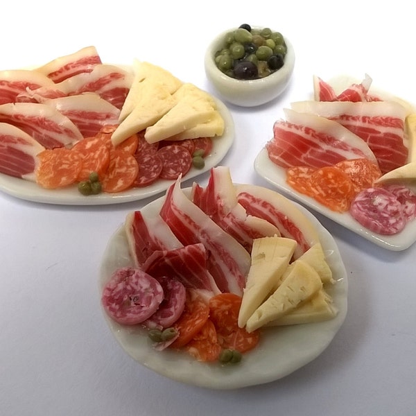 Nourriture pour maison de poupée : miniatures - faites main, réalistes ; Tapas / Antipasti espagnols ; Jambon Serrano; salami, manchego ; Charcuterie Fromage. CHÊNE