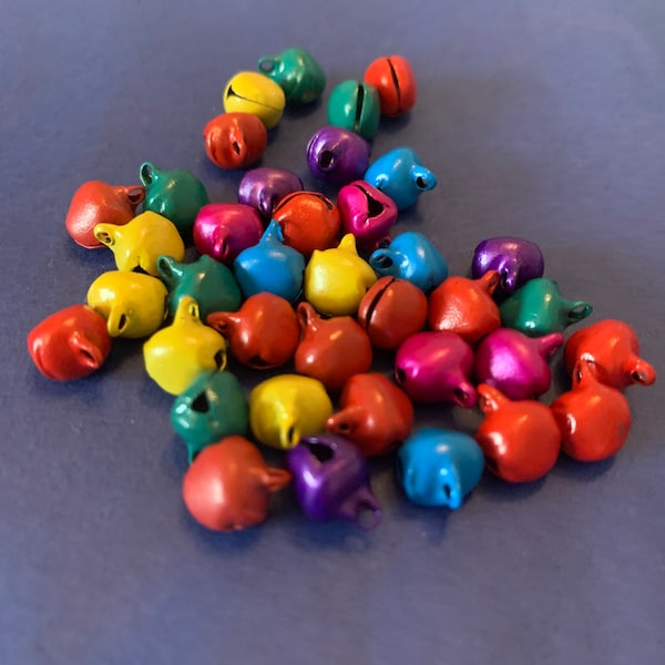 Petites cloches multicolores. **Choisissez parmi un pack de 25 ou 50 cloches ** Cloches de Noël, grelots
