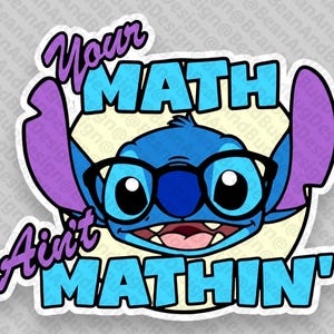 Op de afbeelding: Een blauw cartoonfiguur met paarse oren en een bril, die een wit shirt draagt met de tekst "Your Math Ain't Mathin'" in blauwe en paarse letters.
