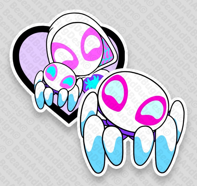 Op de afbeelding: Een witte sticker met een spin-thema met een roze hart en een kleinere spin erin. De grotere spin heeft roze ogen en blauwe poten. De kleinere spin heeft blauwe ogen en roze poten.